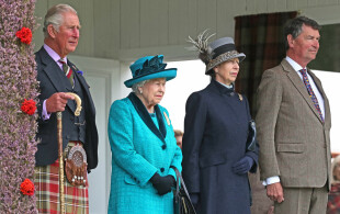 Le prince Charles, Élisabeth II, la princesse Anne et Timothy Laurence lors des Jeux de Braemar, en Écosse.