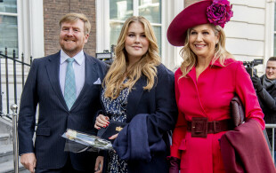 Catharina-Amalia arrive au palais de Kneuterdijk entourée de ses parents, Willem Alexander et Maxima des Pays-Bas, le 8 décembre 2021.