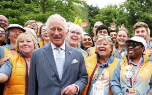 Le prince Charles au village des athlètes à Birmingham salue les bénévoles des jeux du Commonwealth
