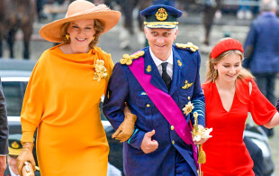 La reine Mathilde de Belgique, accompagnée du roi Philippe et de leur fille, la princesse héritière Élisabeth.