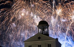 Feu d'artifice au château de Grasten dans le Jutland pour les 50 ans de règne de la reine de Danemark