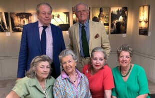 Diane, Anne, Chantal, Hélène, Michel et Jacques d'Orléans  à la galerie Berko à Knokke-Heist en Belgique pour une exposition conjointe
