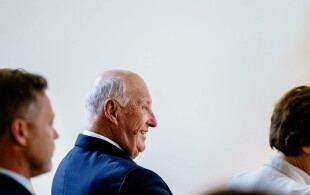 Harald de Norvège aux 30 ans des bus blancs  à Oslo