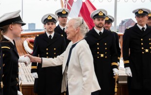 La reine de Danemark reçoit les nouveaux lieutenants de la marine à bord du Dannebrog