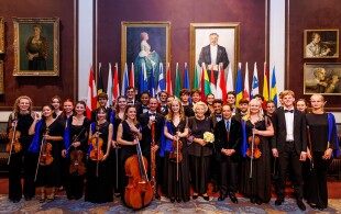 Beatrix des Pays-Bas au Concertgebouw à Amsterdam au concert The European Union Youth orchestra