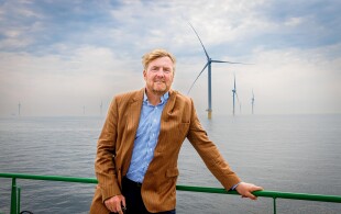 Le roi des Pays-Bas visite un parc éolien en construction  à la Mer du Nord