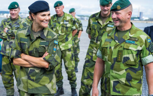 Victoria de Suède à Göteborg pour la remise d'un étendard militaire