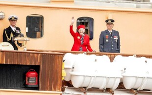 Margrethe de Danemark à bord du Dannebrog au large de l'île de Seeland pour un défilé aérien et naval pour ses 50 ans de règne