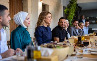 Rania de Jordanie à Madaba aurpès de jeunes entrepreneurs