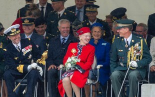 La reine de Danemark et ses fils à Slagelse pour un défilé militaire du jubilé