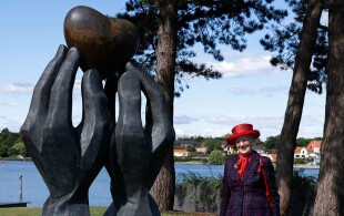 La reine de Danemark à Slagelse devant une statue du prince Henrik