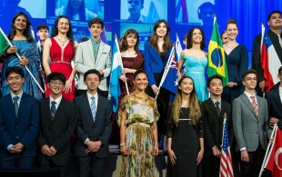 Victoria de Suède remet le Juniro Water prize 2022 à une lauréate canadienne