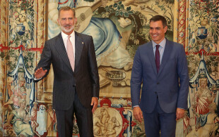 Le roi Felipe d'Espagne reçoit le chef du gouvernement Pedro Sanchez  au Palais de l'Almudaina à Palma de Majorque