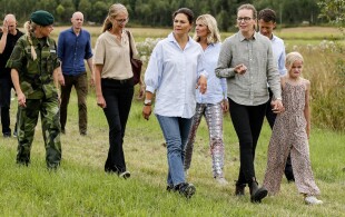 Victoria de Suède visite une ferme durable à Heby dans l'Uppland