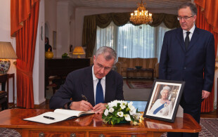 Radu de Roumanie à l'ambassade du Royaume Uni à Bucarest pour les condoléances à la reine Elisabeth