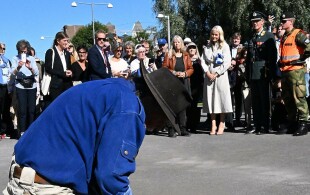 Mette-Marit de Norvège assiste au placement de pavés de la mémoire à Oslo