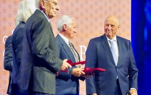 Harald de Norvège remet les prix Kavli à Oslo