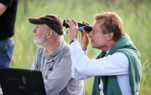 Henri de Luxembourg observe les hirondelles en partance pour l'Afrique aux réserves naturelles Schlammwiss de la Fondation Hëllef fir d’Natur.