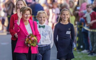 Sonja de Norvège aux 100 ans de l'école Slemdal  à Oslo