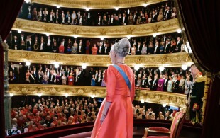 Une minute de silence pour Elisabeth II au théâtre royal de Copenhague lors de la soirée de gala du Jubilé de la reine Margrethe