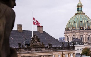 Drapeaux en berne à Amalienborg à Copenhague pour Elisabeth II