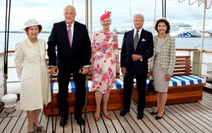 Margrethe de Danemark, Harald et Sonja de Norvège, Carl Gustaf et Silvia de Suède à bord du Dannebrog pour le déjeuner du jubilé