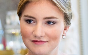 Elisabeth de Belgique signe le registre de condoléances pour Elizabeth II à l'ambassade à Bruxelles