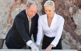 Albert et Charlène de Monaco posent la première pierre du nouveau refuge de la SPA à Peille