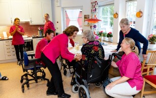 Silvia de Suède à När dans un centre de sa fondation pour l'accompagnementd es personnes souffrant de démence
