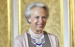 Benedikte de Danemark reçoit des écoliers du Groenland à Amalienborg