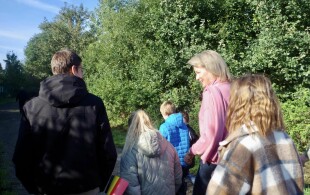 La reine des Belges en province de Liège  pour une promenade avec des enfants sur le thème de la santé mentale