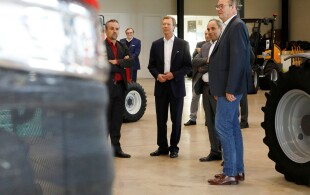 Henri de Luxembourg visite une coopérative à Colmar-Berg
