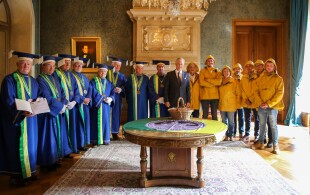 Philippe de Belgique reçoit l'Ordre royal des pêcheurs à cheval au Palais royal