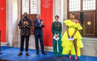 Le roi des Pays-Bas remet les prix royaux de peinture libre  au Palais royal d'Amsterdam
