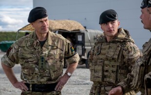Le prince Edward à Paderborn en Allemagne auprès d'un régiment militaire