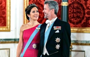 Frederik et Mary de Danemark à Christiansborg pour un dîner de gala