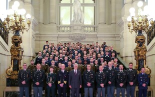 Le roi Philippe reçoit les élèves officiers au Palais royal