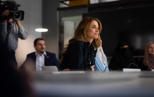 Rania de Jordanie à Tafila dans un centre de développement