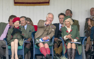 Le prince de Galles, la duchesse de Cornouailles et la princesse royale aux jeux de Braemer 2022