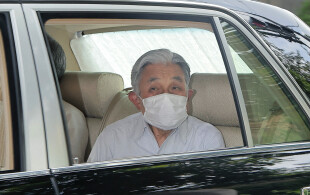 Arrivée de l'empereur Akihito du Japon à l'hôpital universitaire de Tokyo pour une opération de l'oeil