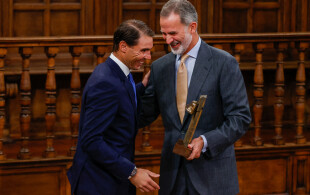 Felipe d'Espagne remet un prix à Rafael Nadal à l'université de Alcala de Henares