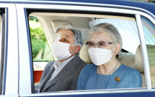 Akihito du Japon quitte l'hôpital universitaire de Tokyo  avec l'impératrice Michiko
