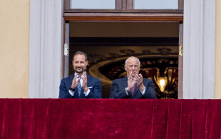 Harald et Haakon de Norvège au balcon du palais royal d'Oslo pour la parade de la garde royale