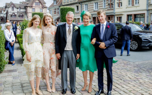 La famille royale de Belgique à Pont l'Evêque pour le mariage du comte Charles-Henri d'Udekem d'Acoz