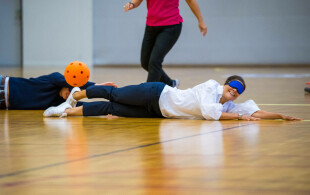 Victoria de Suède s'initie au Goalball à l'école Steningehöjdens à Stigtuna