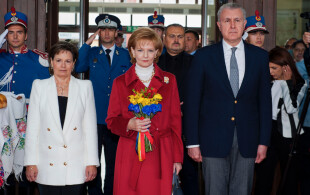 Margareta, Radu et Sophie de Roumanie en route vers Alba Iulia à bord du train royal