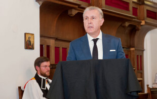 Radu de Roumanie à l'église anglicane de Bucarest pour uns ervcie en hommage à Elisabeth II