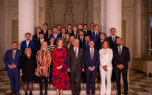 Les souverains belges reçoivent des jeunes de l'Horeca au château de Laeken pour dîner