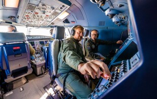 Willem-Alexander des Pays-Bas à un vol d'exercice  d'un avion citerne
