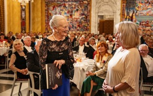 La reine de Danemark à Christiansborg pour la soirée de la Société royale danoise des sciences